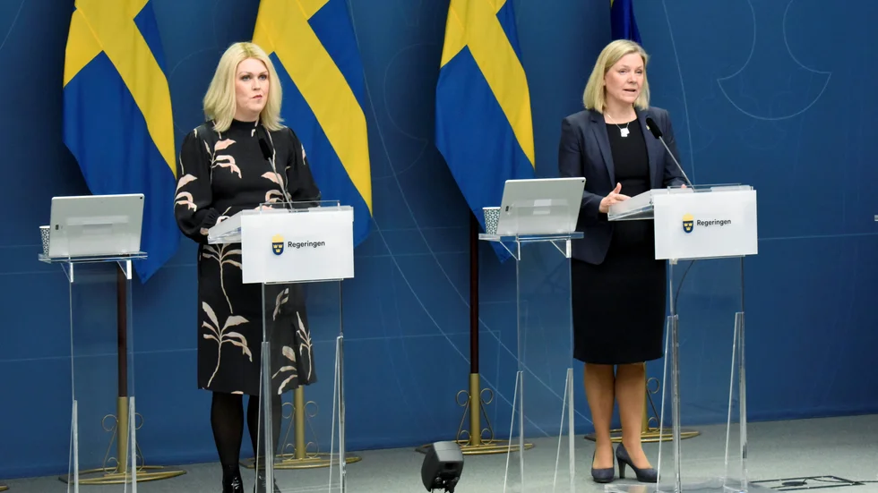 Socialminister Lena Hallengren (S) och statsminister Magdalena Andersson (S) presenterar nya restriktioner under måndagens pressträff i Rosenbad.