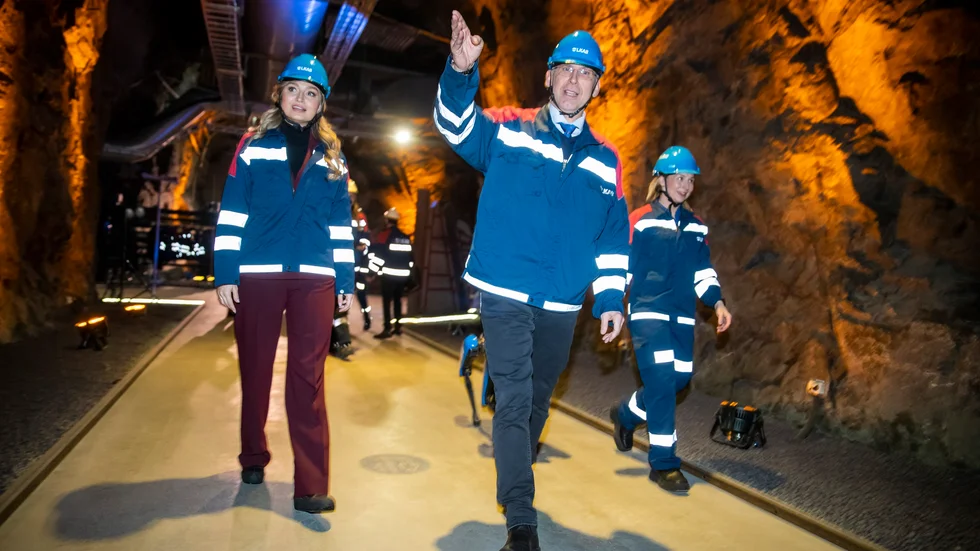 På bilden syns näringsminister Ebba Busch (KD) och LKAB:s vd Jan Moström i samband med regeringens och EU-kommissionens besök i Kiruna i mitten av januari. 
