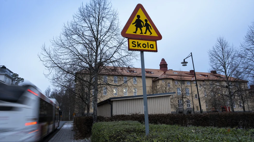 Efter vårens skolnedläggningar har flera hyresavtal fortsatt att ticka på för kommunala Lejonfastigheter. Nu kompenseras bolaget med 3,8 miljoner kronor av kommunen.