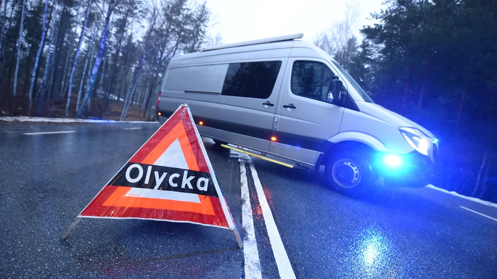 En person har avlidit efter krock på gamla E20.
