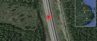 Personbil stillastående på E4 - helt stopp i ett körfält
