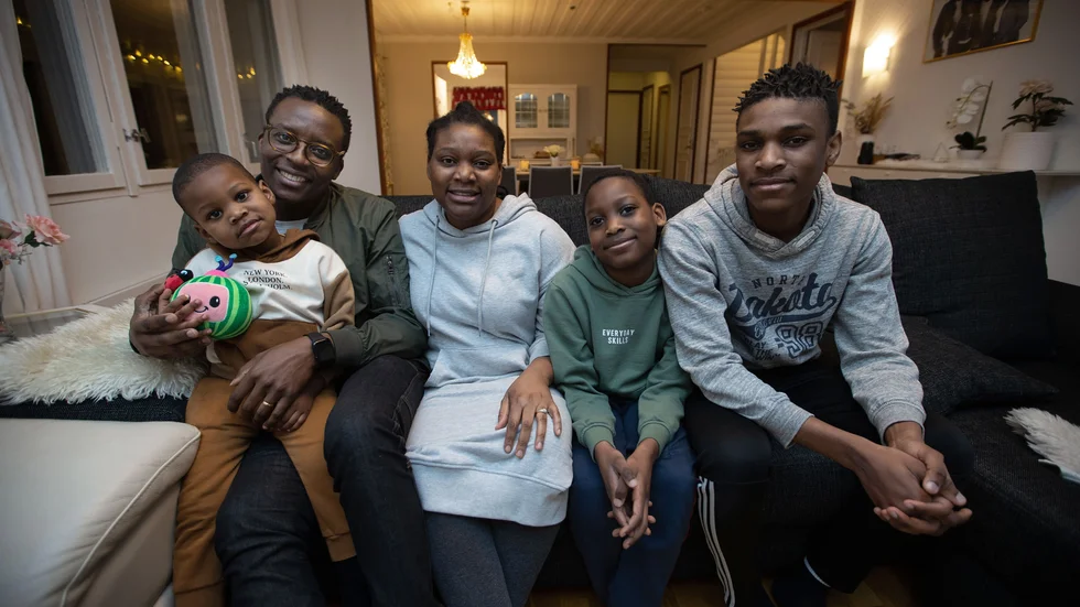 Famljen Gera trivs jättebra i Bergsviken. Aydin, Cris, Sophia, Brenden och Jayden, hyr huset av Stig-Roland Carlzon. "Vi har nära till skolan och till fritidsaktiviteter. Det är bra", säger Jayden och Brenden.  