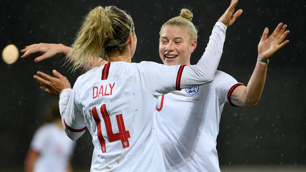 Bethany England, till höger, lämnar Chelsea för spel i Londonrivalen Tottenham. Arkivbild.