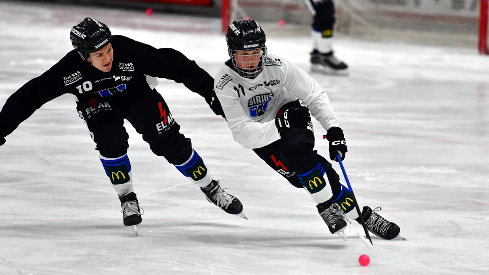 Albin Thomsen (vit tröja) och Ted Bergström på uppvärmningen i Svenska Fönster Arena i Edsbyn.