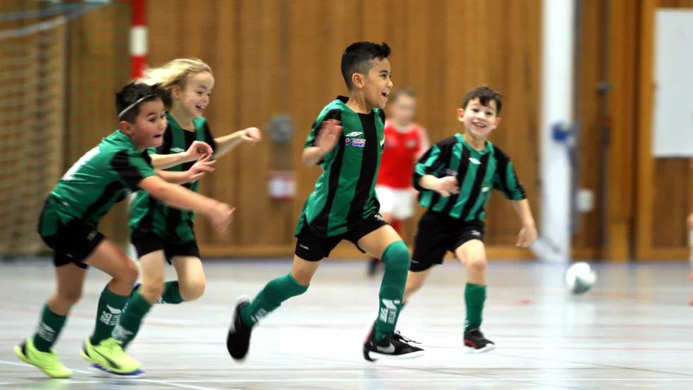 Derbys Benjamin Levander sprintar för att göra Mbappés målgest.