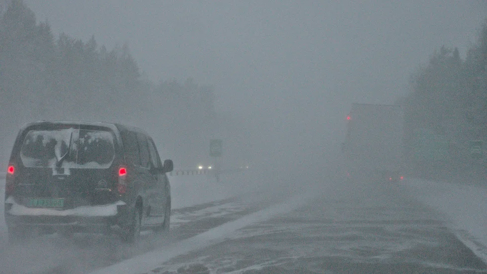 På fredagsmorgonen kan det bli svårt att ta sig till jobbet på grund av ett större snöoväder.