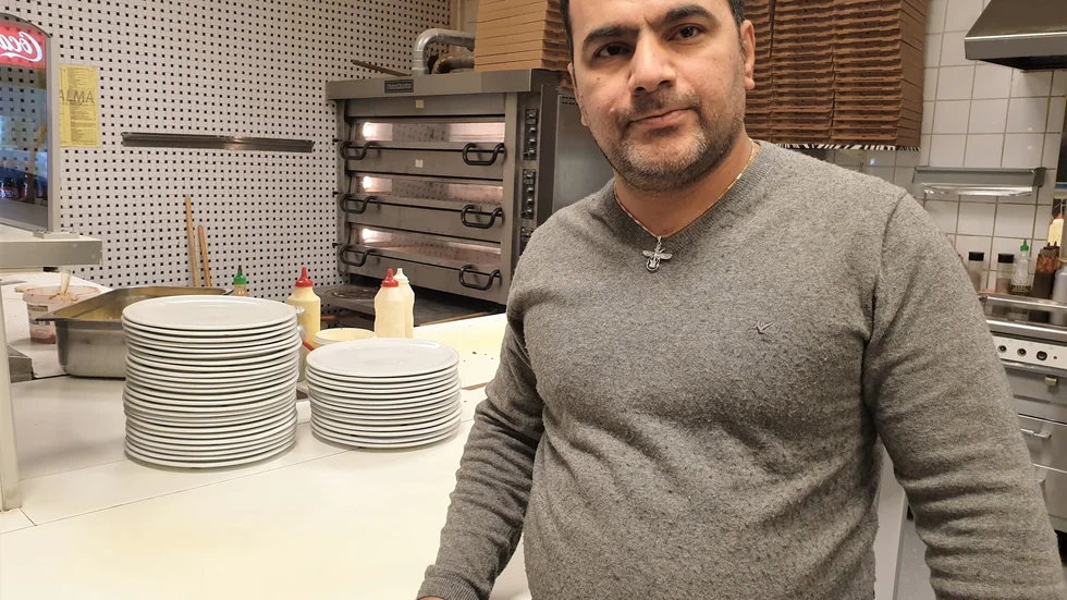 Ali Alizad-Fazel, som driver Palma restaurang och pizzeria, tror att Regeringen förhalar hela elstödsprocessen.