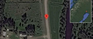 Personbil stillastående på väg 398 - helt stopp i ett körfält