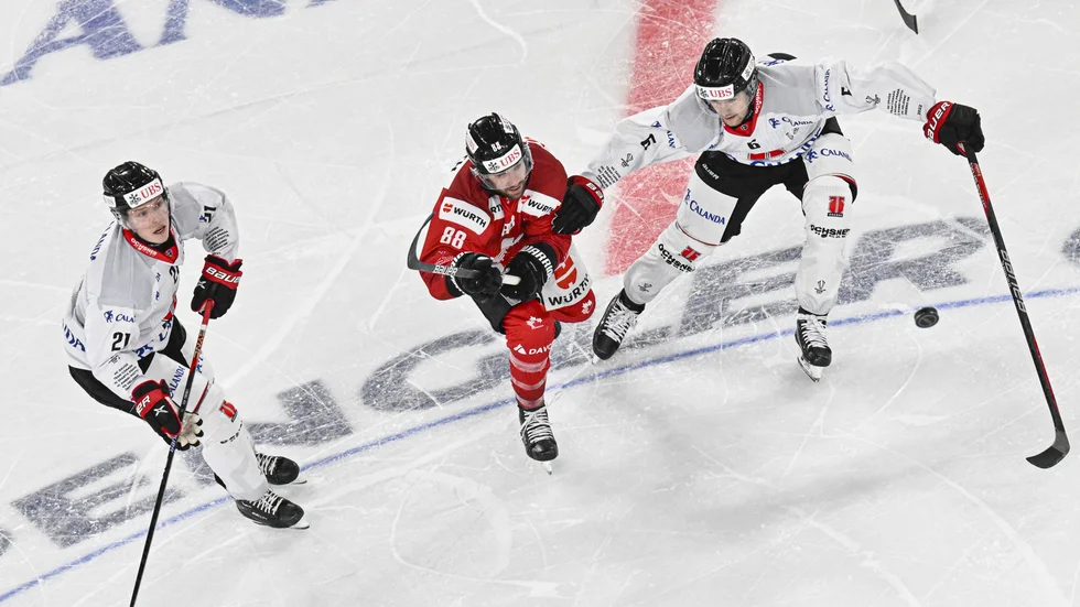 Filip Berglund, längst till höger, imponerade i Spengler cup där Örebro åkte ur i semifinalen mot Sparta Prag, som sedan en tid tillbaka har Hans Wallson i avbytarbåset.