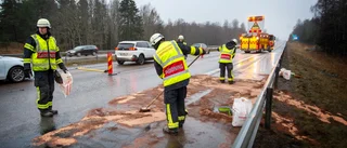 Långa köer när lastbil havererade på E4 – 34 liter olja läckte ut på vägbanan: "Motorn sprängdes"