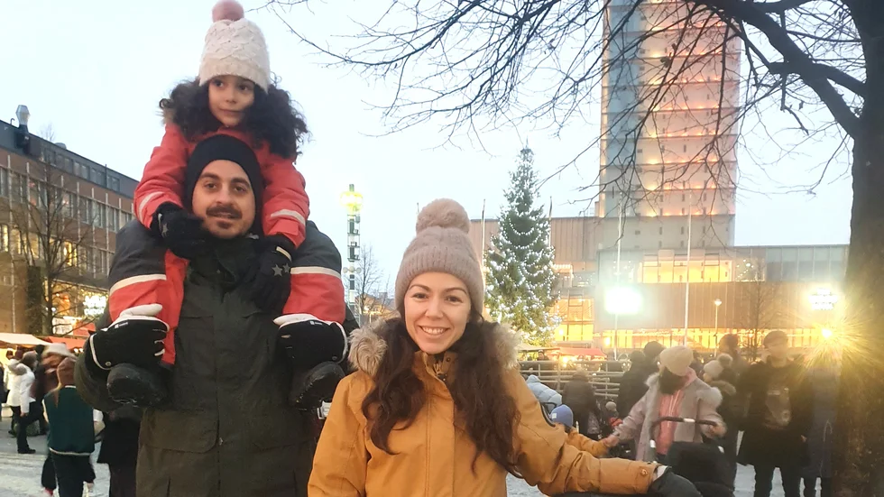 Raluca Ceasar, här med maken Radu och äldre dottern Timeea, trivs i Skellefteå. ” Med tiden började jag att upptäcka saker här”, säger hon.