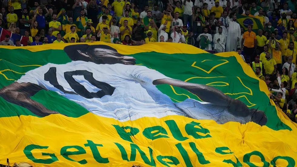 Under en av Brasiliens matcher under fotbolls-VM i Qatar hyllade fansen Pelé med en stor flagga på kortsidan med välgångsönskningar till fotbollslegendaren. Arkivbild.