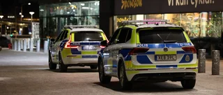 Ung man rånades på jacka och kontanter – slagen med knogjärn • Polisen söker två gärningsmän