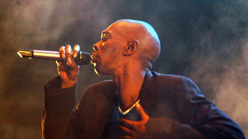 Maxi Jazz under en konsert 2004.