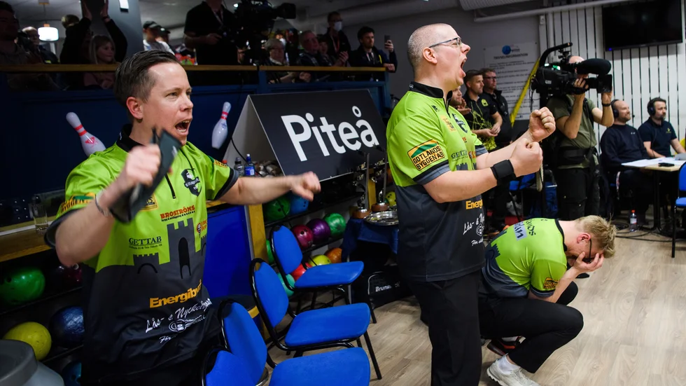 Hur många känslor i en och samma bild? Andrei Liljegren och Robert Gustafsson ser Oskar Broström avgöra SM-finalen. Anders Jakobsson valde att begrava ansiktet i händerna.
