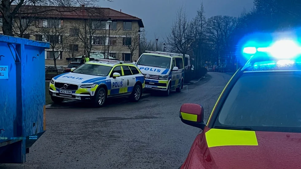 Polis och räddningstjänst på plats vid branden på Knektgatan i Berga under nyårsdagen.