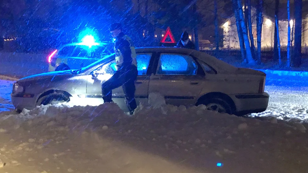 Polisen fick markera upp en dikeskörd bil på Flakabergsvägen på tisdagskvällen.