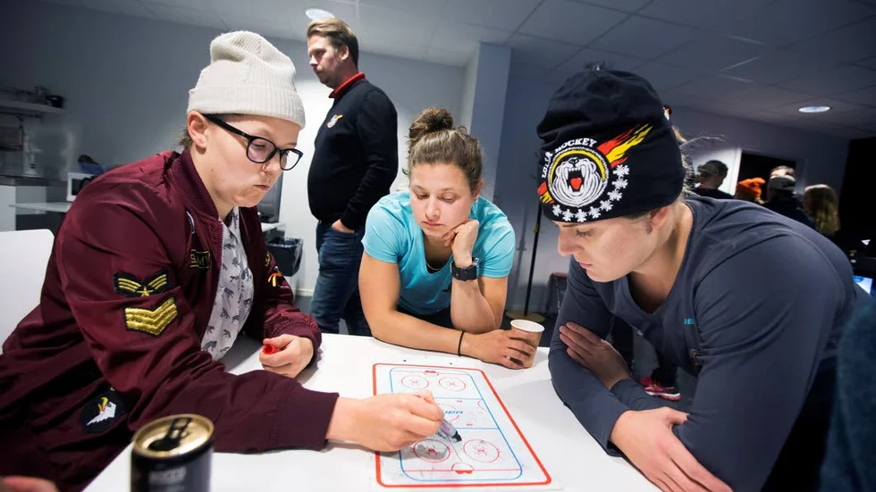 Stannar. Michelle Karvinen, till vänster, blir precis som Jenni Hiirikoski och Emma Nordin kvar i Luleå Hockey.