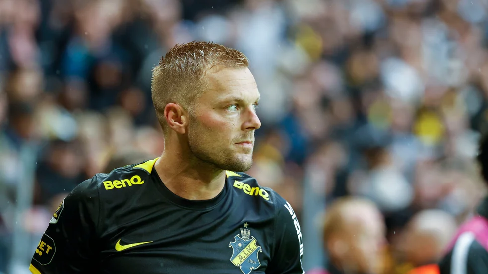 Sebastian Larsson har avslutat karriären, nu ska AIK försöka fylla tomrummet efter mittfältaren. Arkivbild.