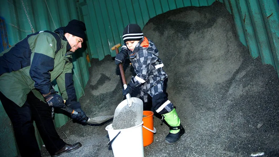 Thomas och Axel Björnermark var två av alla dem som hämtade grus i kommunens container, det blå skåpet, vid Lulsundet, när det var halka förra julen. Det har gått 20 000 ton grus fram till nu, tre gånger det normala.