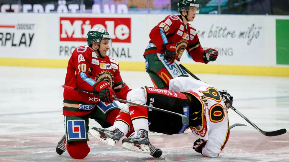 Platt fall. Åtminstone i andra perioden, för då var Luleå Hockey allt annat än bra. Norrbottningarna gick från 0–3-underläge till 2–3 och pressade för en                                            kvittering i slutsekunderna. Den första SM-kvartsfinalen slutade med förlust.