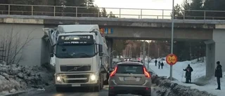 Lastbil körde fast i viadukt