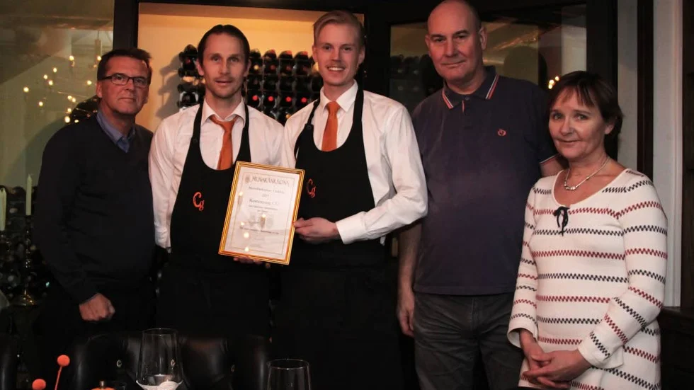 Restaurang CG fick den exklusiva utmärkelsen "Munskänks vinkrog" med näst högsta betyg. Från vänster: Munskänkarnas ordförande Tommy Ström, Pär "Perry" Eriksson, serviceansvarig på CG, Petter Nyberg, restaurangchef och sommelier på CG, Lars Nordström, styrelseledamot Munskänkarna och Liselott Andersson, Munskänkarna Luleå.