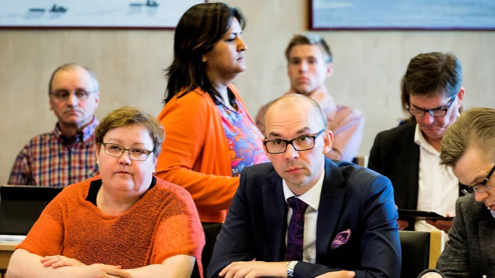 KLART. Socialdemokraterna fick stöd av borgarna för att sälja cirka 3?000 av Lulebos lägenheter.                                  Kommunalråden Yvonne Stålnacke och Niklas Nordström var för. Vänsterpartiets Nina Berggård, i bakgrunden, var emot.