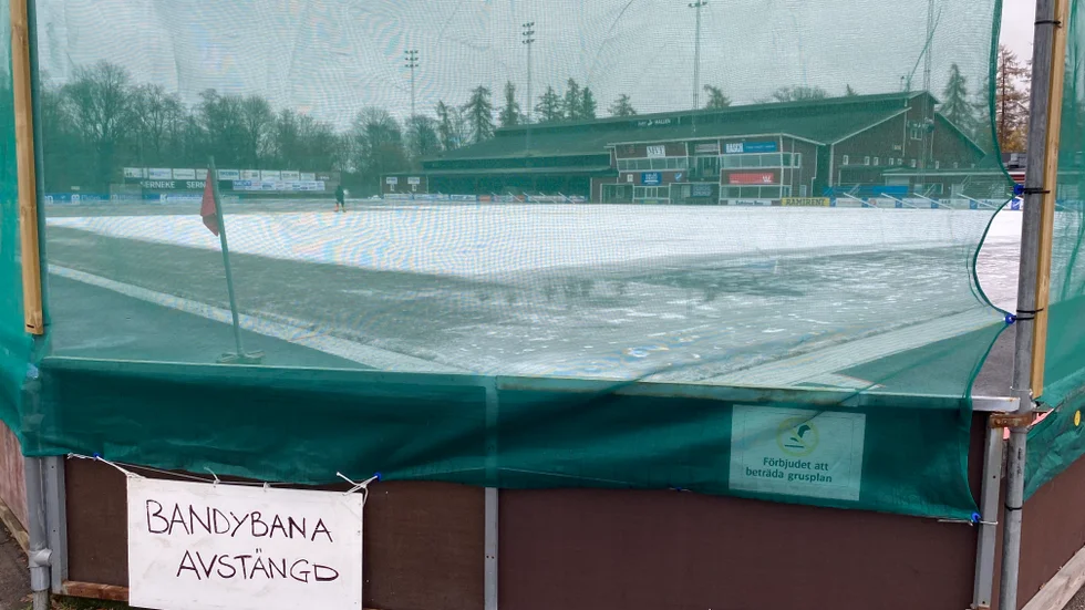 Gruset är framme på K bygg arena efter helgens mildväder. Motala kommun behöver nu någon vecka på sig att få upp bandyisen igen och hela veckan får IFK träna på rink i Motala.
