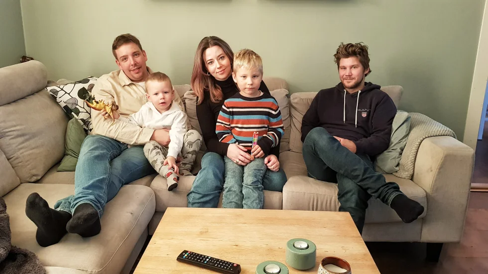 Bonuspappa Joakim Nordkvist med lillebror Erion i famnen, mamma Beatrice Landberg, Thilian Krafft och pappa Mathias Krafft har alla en nära relation. "Vi är jättenöjda över hur skolan har hanterat det här", säger Joakim Nordkvist.