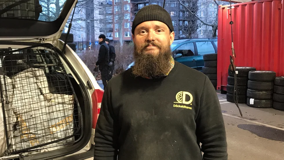 Simon Pisano är platschef på Däckskiftarna i Stenhagen i Uppsala. De har fullt upp närmaste veckan.