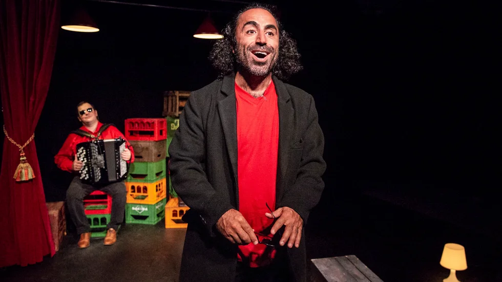 Özz Nûjen imponerar som berättare i föreställningen "Laika" där han i ett rasande tempo och många snabba scenförändringar låter publiken se världen från de förfördelades perspektiv, menar Kurirens recensent Eva Åström.