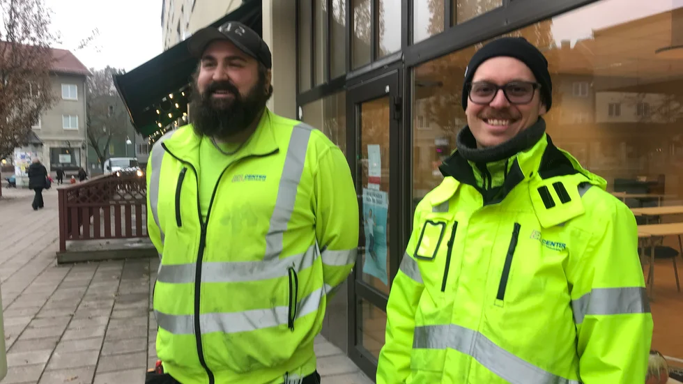 Pontus Lindqvist och Jakob Carnebring sätter upp julbelysningen i Gnesta.