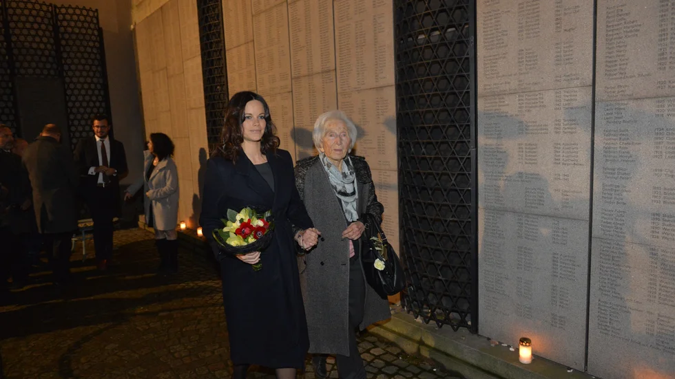 Prinsessan Sofia tillsammans med Hédi Fried efter minnesgudstjänsten i Stockholms synagoga på förintelsens minnesdag. Arkivbild.