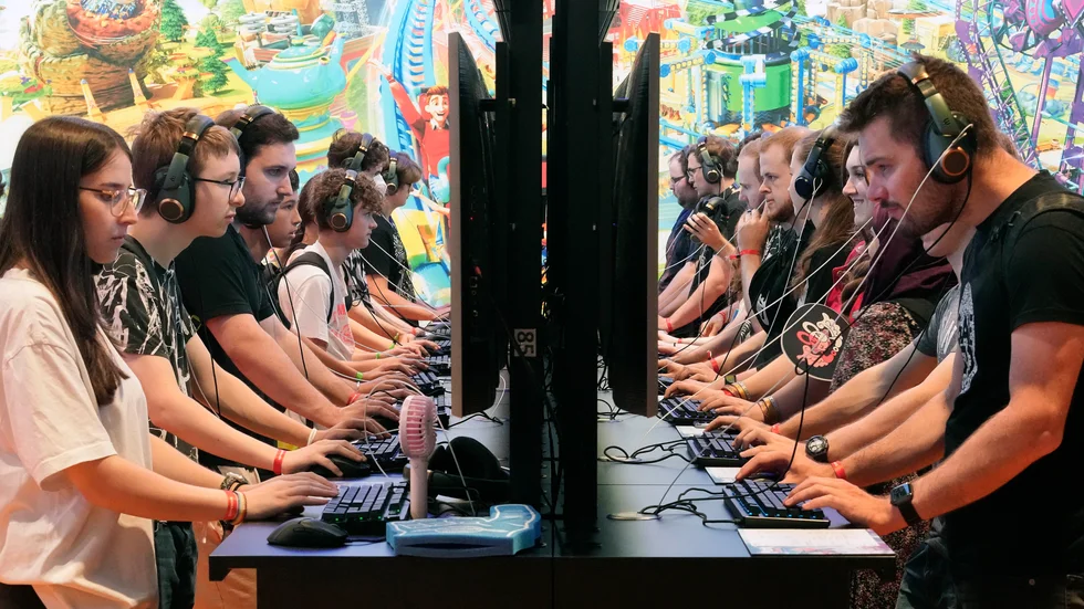 Besökare spelade för fullt vid en mässa i Köln i somras. I Bryssel vill EU-parlamentet se en särskild EU-strategi för dataspel och e-sport. Arkivbild.