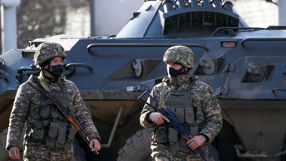 Kazakiska soldater patrullerar Almatys gator i samband med protestvågen i januari.