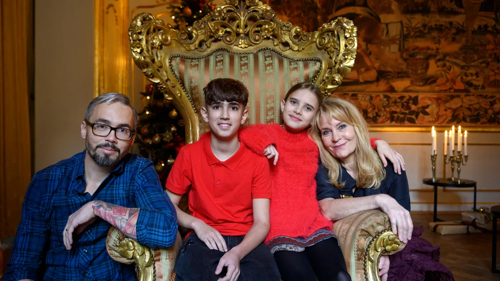 Xavier Canca-Englund, Kerstin Linden och Maria Lundqvist spelar i årets julkalender i SVT, "Kronprinsen som försvann". Till vänster Tord Danielsson, regissör.
