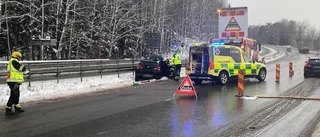 Här är snösmockans effekter ✓Köer efter olycka på E4 ✓Risk för inställda tåg ✓Skicka in dina bilder