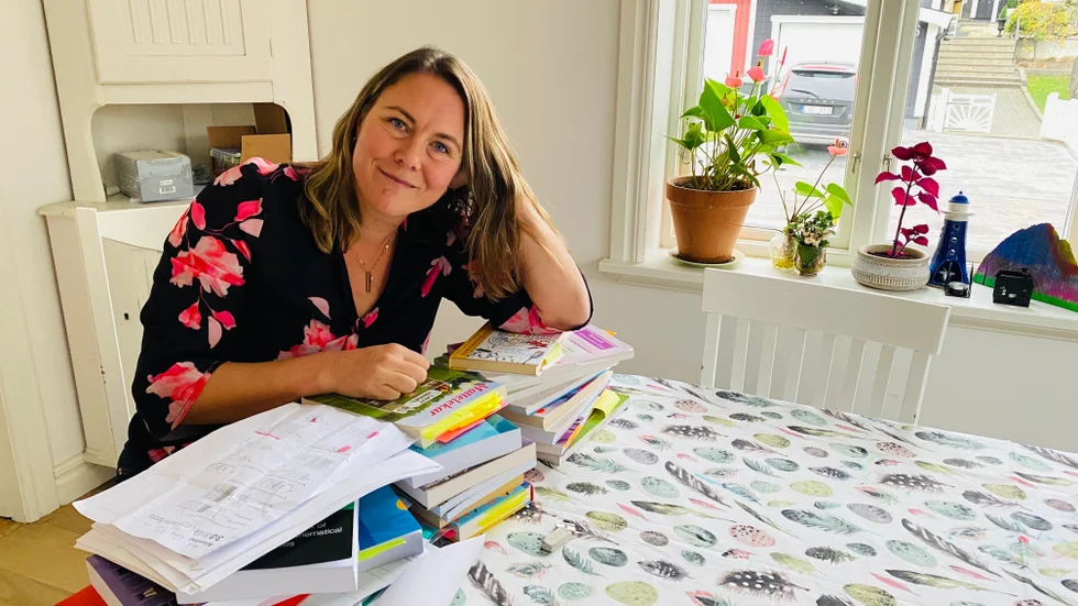 När Katrina inte längre trivdes på sin arbetsplats sa hon upp sig för att återuppta sina studier till speciallärare i matematik och skriva en självhjälpsbok i matematik för föräldrar. 