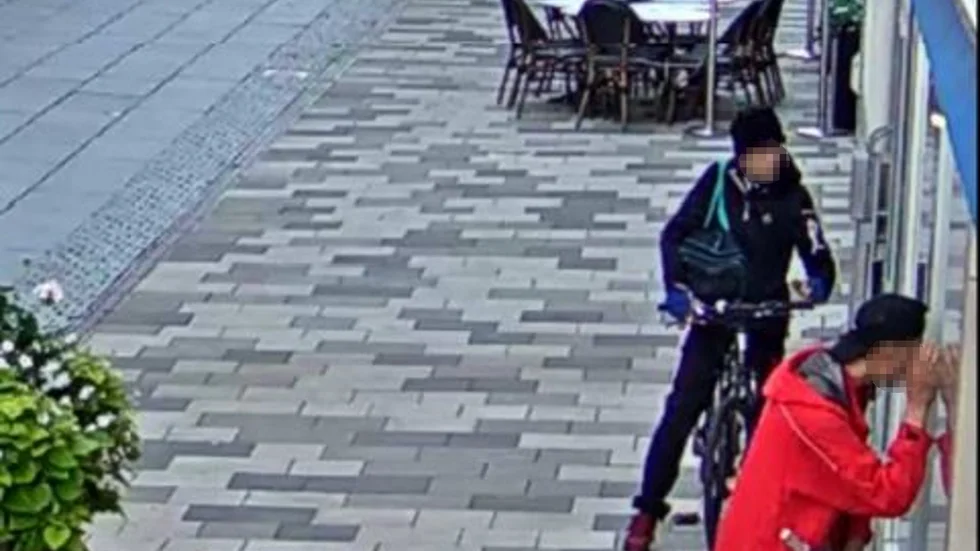 Här tittar 29-åringen in i butiken. Kumpanen är inte identifierad.