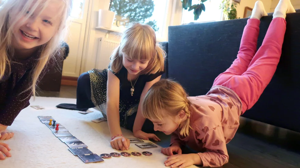 Full pott, tyckte spralliga men noggranna testpatrullen Lotta Garpebring, Vera Hansegård och Majken Skarin om strategispelet Nelly Rapps vampyrjakt.