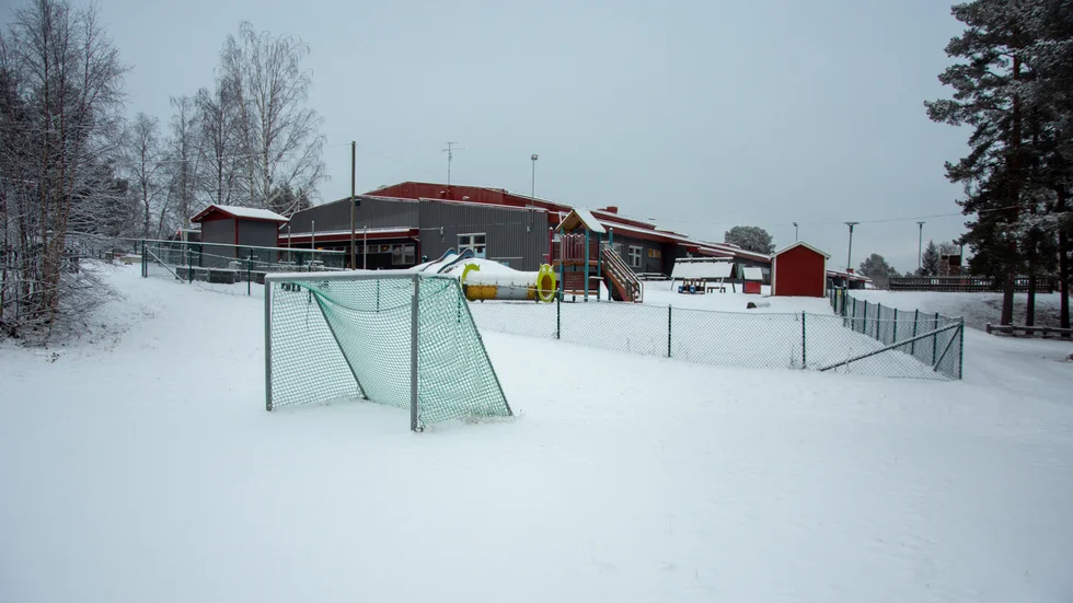 Fredrik Andersson tycker det vore rimligt att Västra skolans grusplan ska ersättas med konstgräsrullarna som bara skräpar vid Jokkmokks IP.