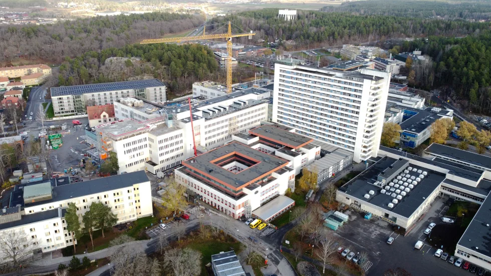 Problemen med vårdplatsbrist och underbemanning på Mälarsjukhuset motarbetas genom en rad olika åtgärder. På akuten, som på fem år gått från runt 40 000 till cirka 50 000 besök om året, ser regionen över hur AT-läkarnas tjänstgöring blir mest optimal. Under hösten och vintern har akuten anställt 14 nya sjuksköterskor, enligt regionens svar till Ivos hårda kritik.