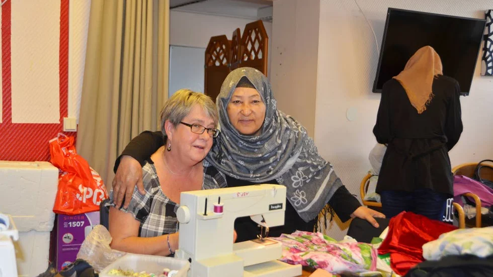 HJÄLPER TILL. Ulla Ahlqvist Sundberg hjälper Khadidja Kashmari att få trådrullen på plats i symaskinen.