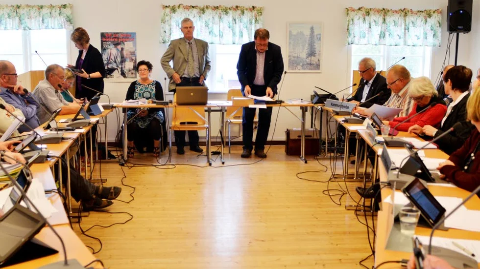 ett tufft klimat för politikerna. Det menar i alla fall flera kommunpolitiker i Övertorneå. I den andra delen i NSD:s artikelserie               om det politiska  klimatet får Övertorneås kommunalråd Roland Kemppainen och kommunchefen Rolf Kummu hård kritik från flera partier.