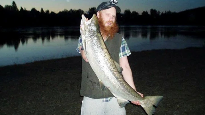 INTE STÖRST. Men ändå en total lyckokänsla, konstaterar Patrik Gustavsson i Boden efter att ha dragit upp den här fina laxen på 12 kilo.