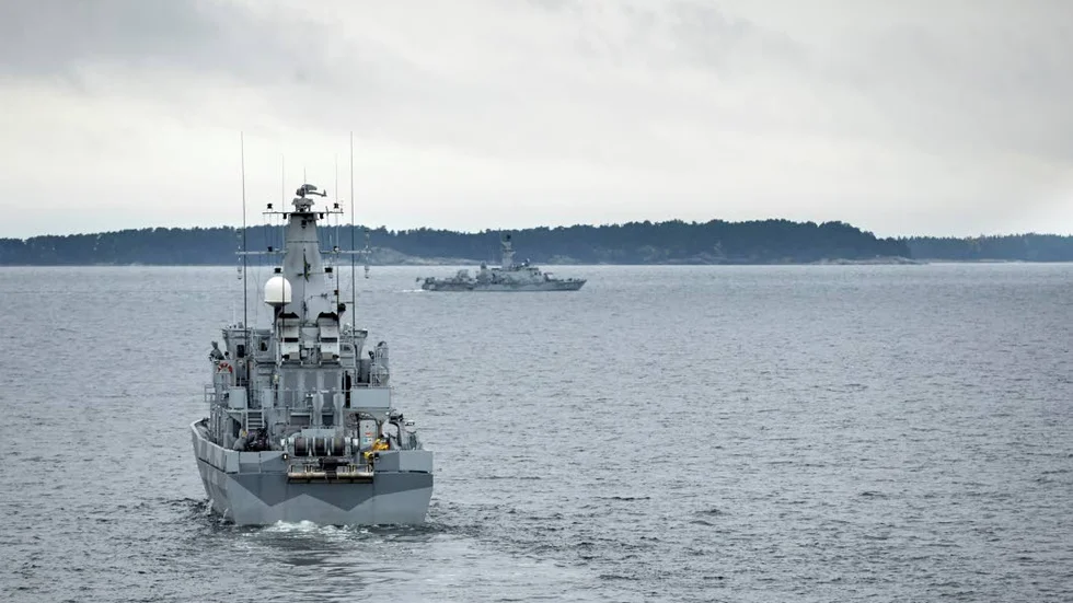 Jagar. 19/10; minröjningsfartyget Kullen och i bakgrunden korvetten HMS Sundsvall som bogserar ett sonarsläp.