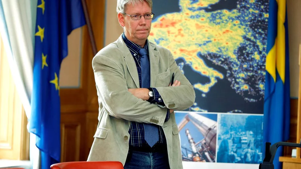 Kommunalråd Peter Roslund ser inte fötterna som någon "big deal".
