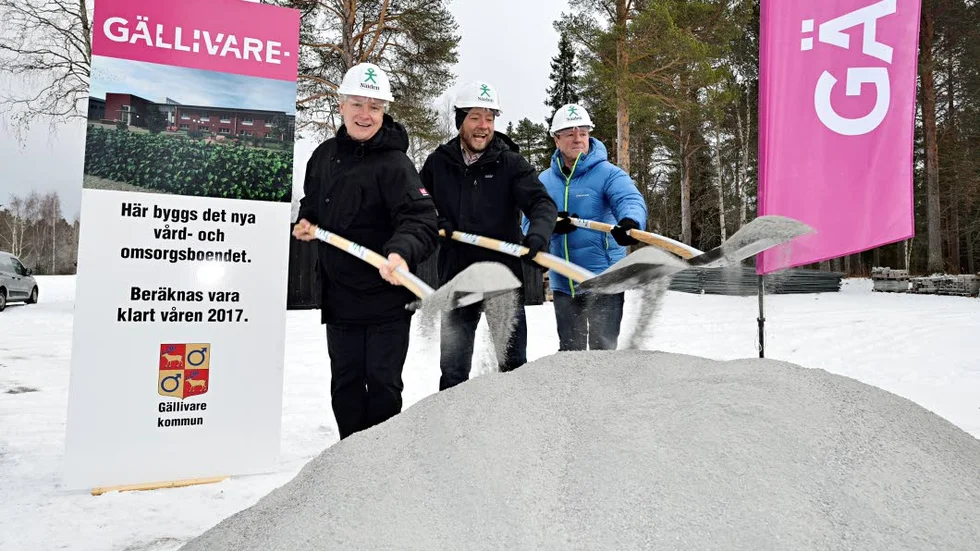 Historiskt ögonblick. Lennart Johansson, kommunchef i Gällivare, Jens Fredriksson, arbetschef Nåiden AB och Gällivares kommunalråd Tommy Nyström.