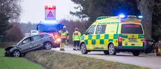 Bil körde in i träd längs landsväg – föraren till sjukhus
